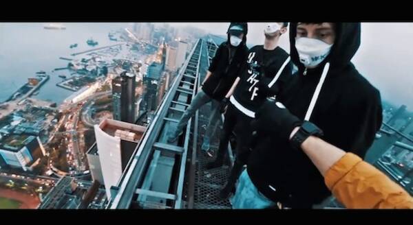 衝撃動画 次の狙いは東京スカイツリー 世界の高層ビルに不法侵入を繰り返すロシア人グループが香港で盛大な悪事をやらかす 14年10月16日 エキサイトニュース
