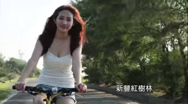 台湾 選挙活動のcmに自転車で走る ぴたぴたキャミソール ホットパンツ美女 が登場し賛否両論 けしからん いいぞもっとやれ 14年10月22日 エキサイトニュース