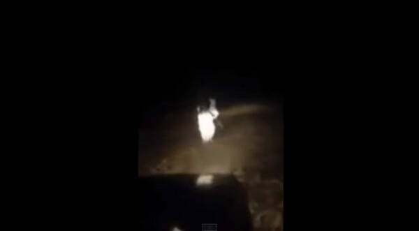 恐怖映像 まさか幽霊か 夜道を走る車を奇妙な動きで追いかける 白い人影 が激撮される 15年1月16日 エキサイトニュース