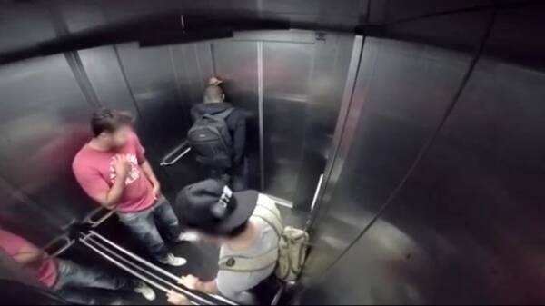 ウンコ飛散 エレベーターの中で下痢をぶっかけるという悲惨なドッキリ映像にドン引き 15年3月5日 エキサイトニュース