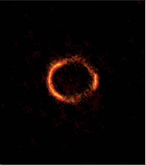 117億光年彼方の赤く燃える アインシュタイン リング を撮影 キレイだね ってこれ ロード オブ ザ リング の サウロンの目 ちゃうん 15年4月10日 エキサイトニュース