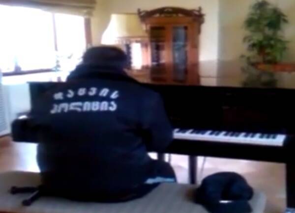 警備員の男性が弾いたピアノがシビれるほどカッコいい 海外の声 感動して涙が出てきた 15年4月日 エキサイトニュース