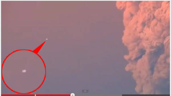 動画 チリ カルブコ火山噴火の様子を監視するように 浮遊するナゾの物体 が撮影される 15年4月24日 エキサイトニュース