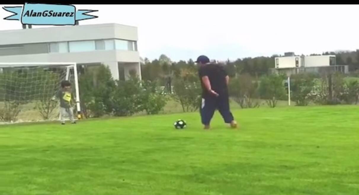 動画あり 子供にも容赦なし マラドーナが6歳の孫をガッツリ削る 15年6月9日 エキサイトニュース