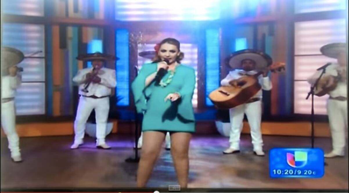 放送事故で神対応 美人歌手が生放送中に 生理ナプキン をポロリ 歌手 恥ずかしがる様なことじゃない その堂々とした姿勢に拍手喝采 15年7月18日 エキサイトニュース