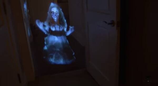 衝撃動画 暗闇に少女の幽霊が浮かび上がるドッキリが怖すぎてトイレに行けなくなるレベル 15年7月19日 エキサイトニュース