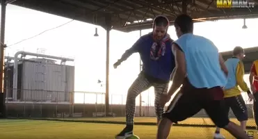 衝撃サッカー動画 伝説のチンプレー再び 股間をゴールポストにぶつけた選手が現れる 16年9月15日 エキサイトニュース