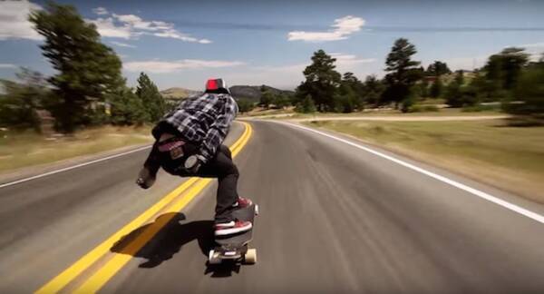 衝撃動画 スケボーで時速112キロ 公道を猛スピードで疾走する映像がチビってしまうほど恐ろしい 15年9月10日 エキサイトニュース