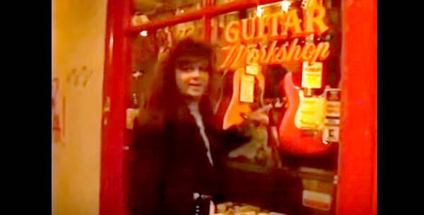 速弾きの王者 イングヴェイ マルムスティーン が嬉しそうに楽器屋でギターを買う動画が話題 試奏も超速い 15年11月11日 エキサイトニュース