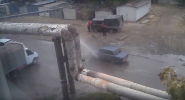 おそロシア動画 工場の水道パイプが破裂 その時ロシア人がとった行動とは 15年11月12日 エキサイトニュース