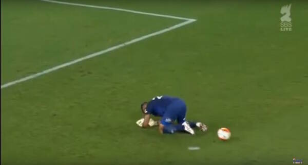 衝撃サッカー動画 ゴールキーパーが自分を股抜きして大ピンチ 15年11月24日 エキサイトニュース