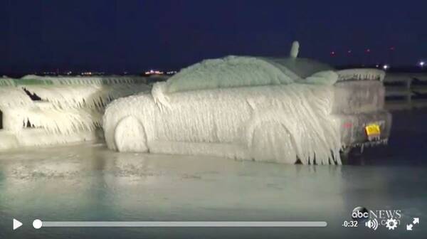 ガッチガチに固まって氷の塊と化した車の動画が再生回数3700万回超え 所有者の 早く夏が来てほしい との声が気の毒な件 16年1月27日 エキサイトニュース