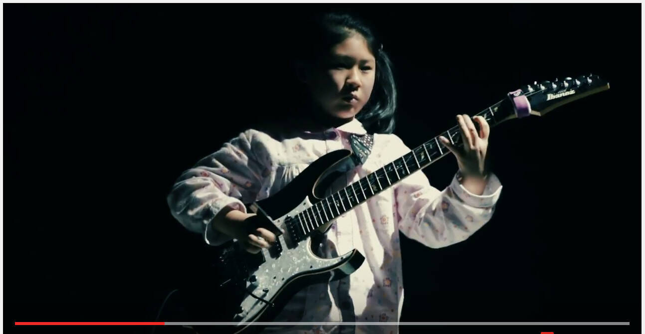 速弾き動画 世界を驚かせた天才ギター少女が成長してさらにスゴくなってるーーッ 大人でも太刀打ちできないレベル 16年2月21日 エキサイトニュース