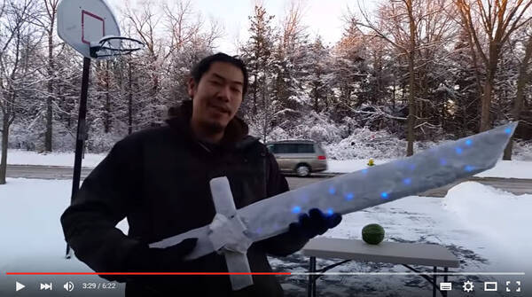 保存推奨 缶だって真っ二つ 水とトイレットペーパーで作る アイスソード がマジでシュゴイ 本当に使える氷の剣の作り方 16年3月2日 エキサイトニュース