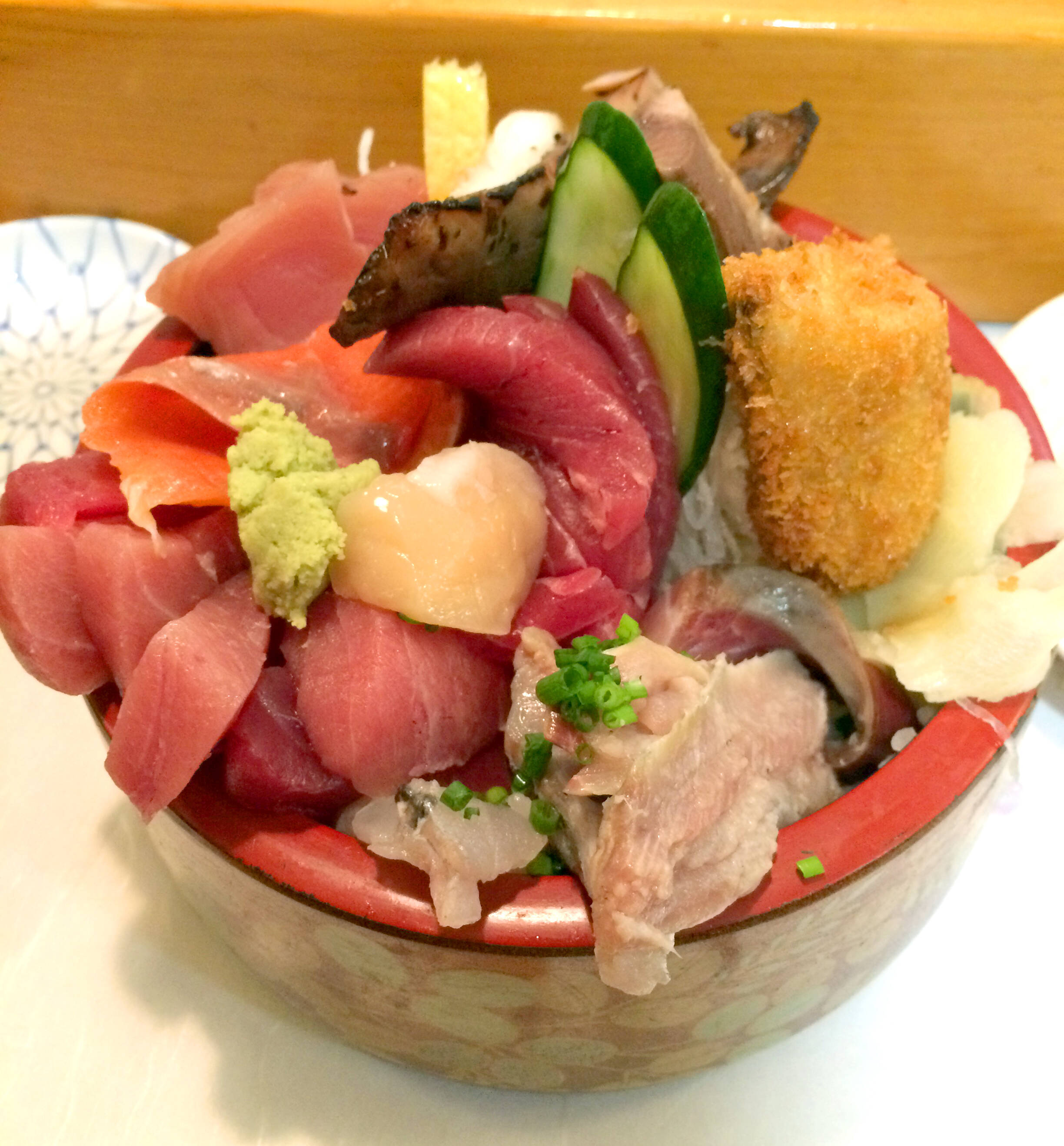 焼き魚やフライまで乗った海鮮丼大盛りが860円 コスパ高いお店 五輪鮨 東京 五反田 16年3月14日 エキサイトニュース