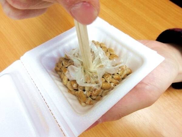 実践 納豆のフィルムを簡単に取る方法がtwitterで話題 割り箸でクルクル っと超気持ちイイ から試しに1回やってみろ 16年3月24日 エキサイトニュース
