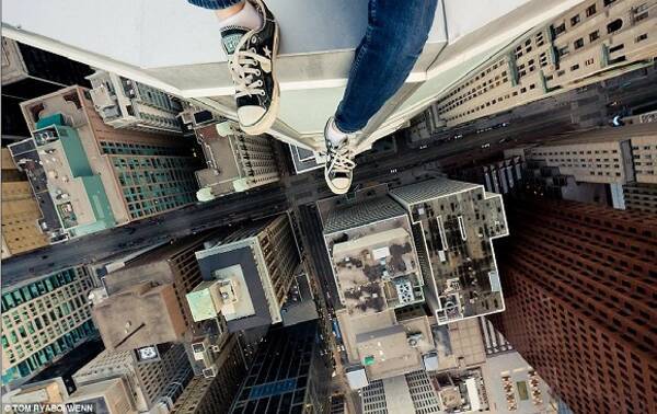 メチャ高いビルの屋上から撮影するカメラマンが撮った写真が激コワ 11年5月23日 エキサイトニュース