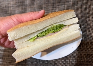 ベローチェの「切り落としパン（30円）」でサンドウィッチをサンドすると格安で満足感が倍増する / 独自の物価高対策