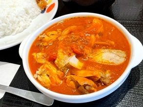 松屋の新作「ネオトマトごろごろチキンカレー」、ごろチキ好きほど意見が分かれそうな味だった