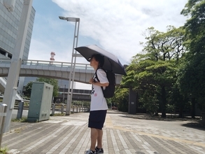 【暑さ対策】猛暑が厳しすぎて心配なので「日傘使ったことない男子」に老婆心から日傘を渡してみた結果…