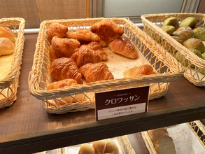 パン食べ放題は『フォルクス』がこっそり最高！ プラス220円で焼きたてクロワッサン天国 / ハンバーグランチと合わせても1628円