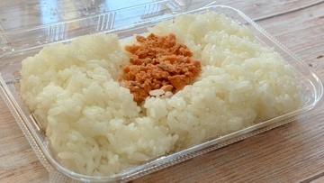 ローソン「ごはんがすすむ ぼだっこ（鮭）」は本当に貧乏飯？ 実際に食べたら気になったところが他にあった！