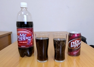 「ミスターポッパー」と「ドクターペッパー」を飲み比べてもソックリで区別がつかない！ ブラインドテストで違いがわかる人いるの？