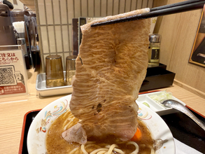 1杯2380円！ 三田製麺所の歌舞伎町限定「インバウンド向け和牛ラーメン」を食べてみたら…オーマイガッ！