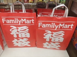【関西限定】ファミマの500円福袋を買ってみたら、一瞬ガッカリ → よく見たらめっちゃエエやんけ！