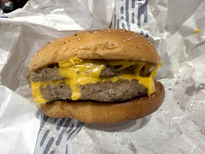 SNSで話題「サムライマックのソース抜き」をやってみた結果 → 肉の旨味がマシマシで二度と元に戻れなさそう