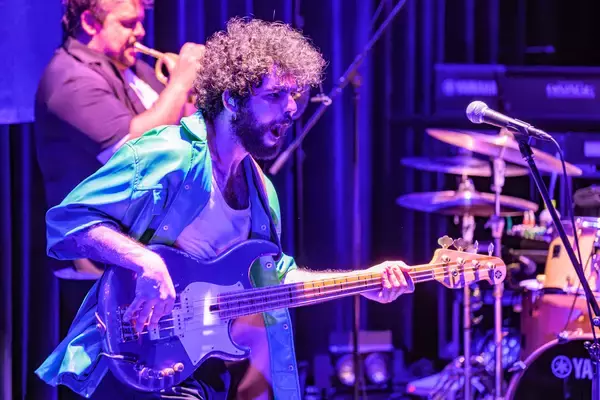 「新世代ベース・ヒーロー、Vincen Garciaが語るコリー・ウォンとの共演秘話、圧倒的プレイを支える音楽観」の画像