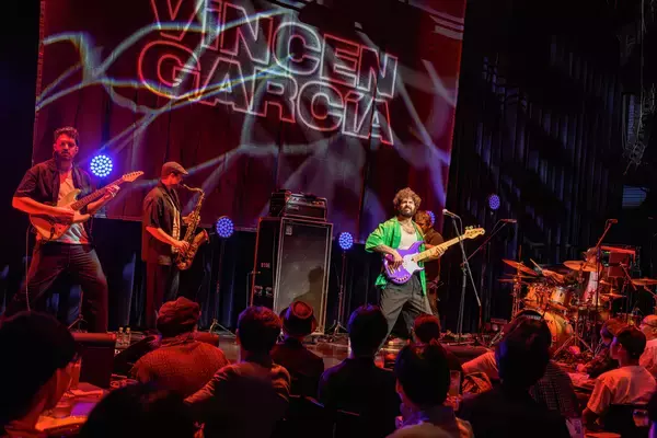 「新世代ベース・ヒーロー、Vincen Garciaが語るコリー・ウォンとの共演秘話、圧倒的プレイを支える音楽観」の画像