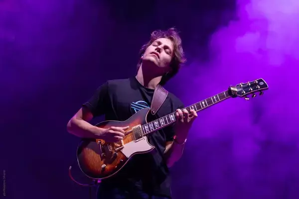 「新世代ベース・ヒーロー、Vincen Garciaが語るコリー・ウォンとの共演秘話、圧倒的プレイを支える音楽観」の画像