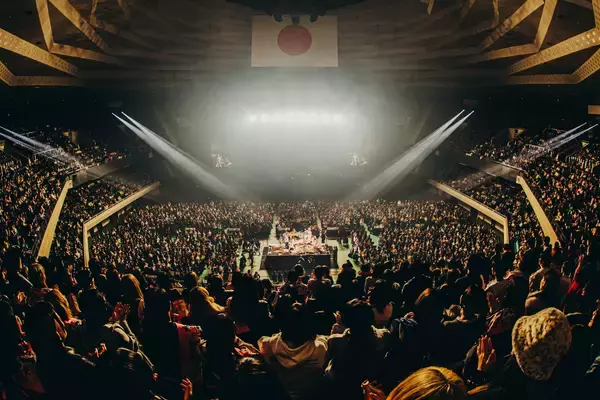 「ヤングスキニー、初の武道館で刻んだ誓い──「音楽だけには嘘をつかない」」の画像