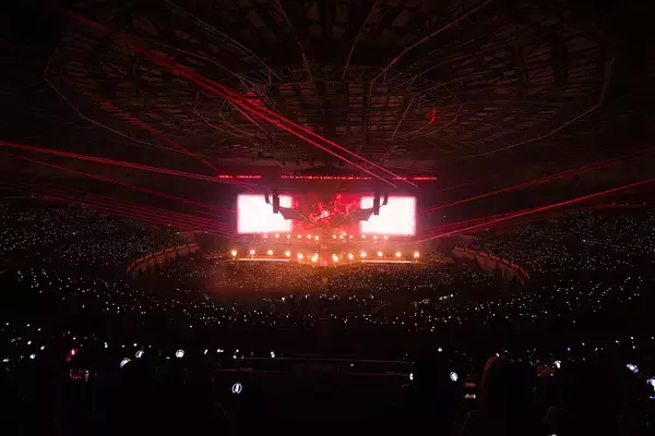 「ENHYPEN、ワールドツアー『BLOOD SAGA』ソウル公演評　6つの個性が結実した“血の叙事詩”の到達点」の画像