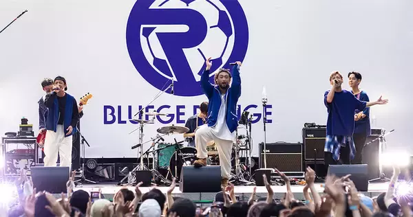 ORANGE RANGEが“BLUEGE RANGE”に変身、新宿歌舞伎町でゲリラライブ──約3000人が熱狂