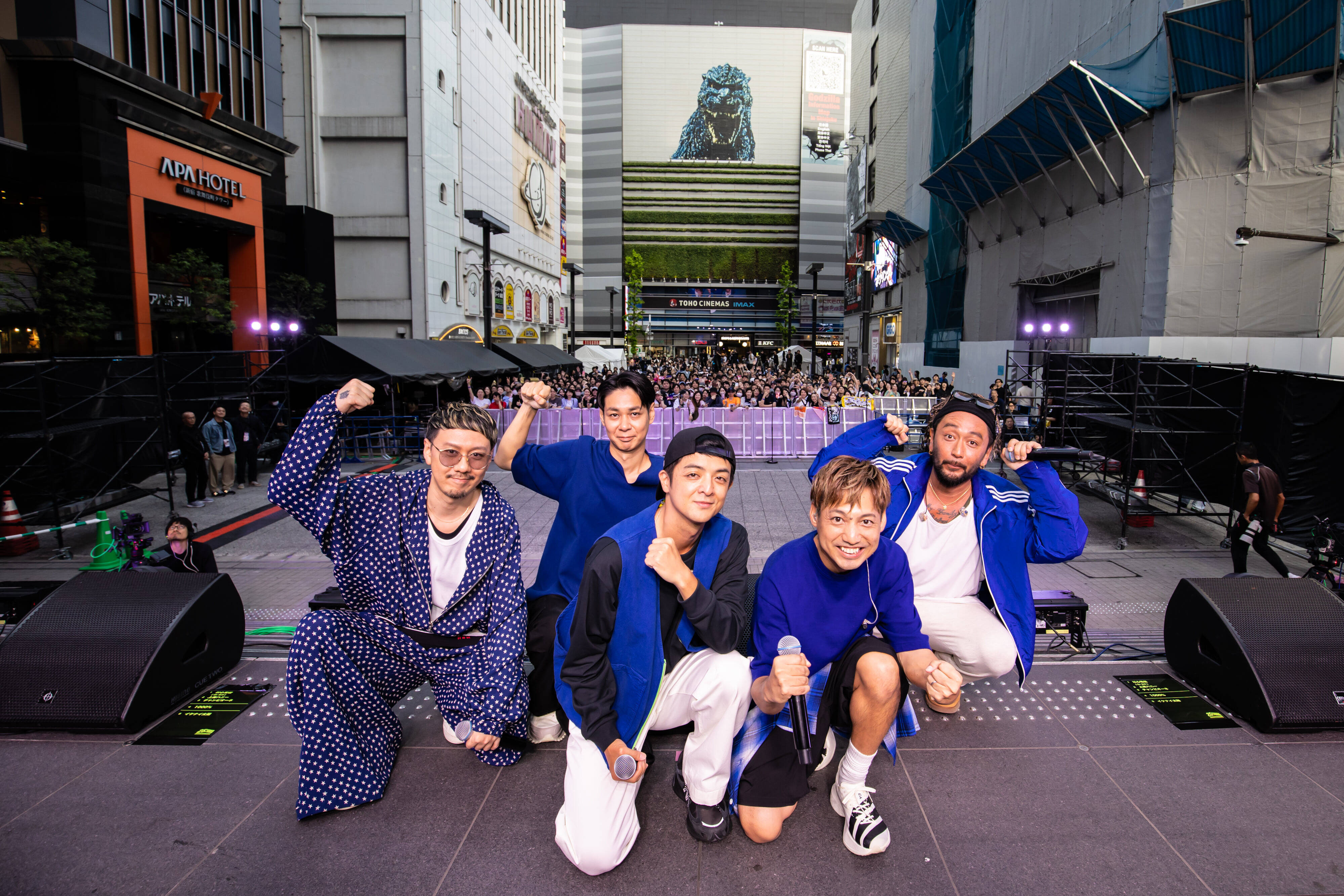 ORANGE RANGEが“BLUEGE RANGE”に変身、新宿歌舞伎町でゲリラライブ──約3000人が熱狂