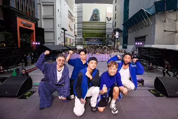 「ORANGE RANGEが“BLUEGE RANGE”に変身、新宿歌舞伎町でゲリラライブ──約3000人が熱狂」の画像
