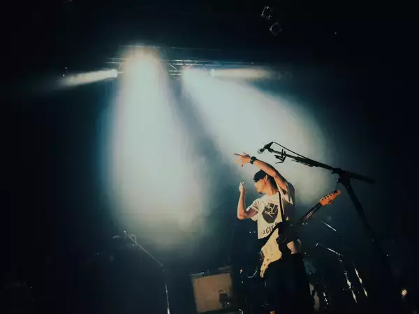 「kurayamisakaがツアー完走、圧巻の演奏とアジカンのカバーで示した「過去と未来を繋ぐ」意思」の画像