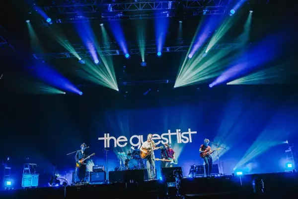 「The Guest Listが語る──レディオヘッド、プログレ、グランジの影響をアンセミックに昇華する新世代バンドの感性」の画像