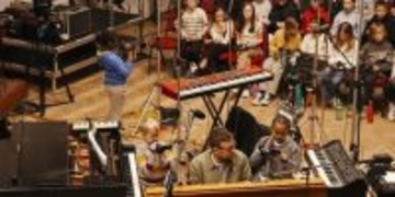 オアシス、ブラー、パルプ、アクモンの面々からオリヴィア・ロドリゴまで参加　画期的チャリティ・アルバム『HELP(2)』制作舞台裏