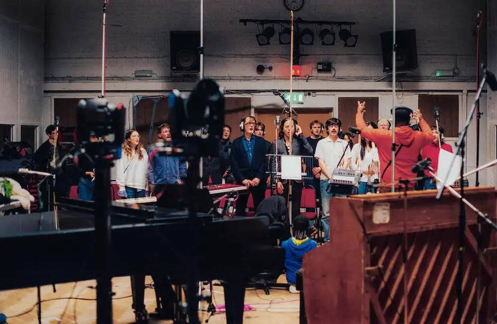 オアシス、ブラー、パルプ、アクモンの面々からオリヴィア・ロドリゴまで参加　画期的チャリティ・アルバム『HELP(2)』制作舞台裏