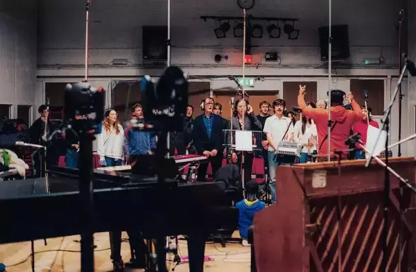 「オアシス、ブラー、パルプ、アクモンの面々からオリヴィア・ロドリゴまで参加　画期的チャリティ・アルバム『HELP(2)』制作舞台裏」の画像