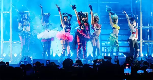 XG、LA「Head In The Clouds」にセカンドヘッドライナー出演　生バンド編成で全16曲披露