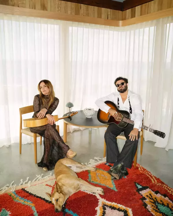 「Angus & Julia Stoneが語る『Karaoke Bar』──「東京に住むのが夢」インディ・フォークを紡ぐ姉弟、20年目の新境地」の画像