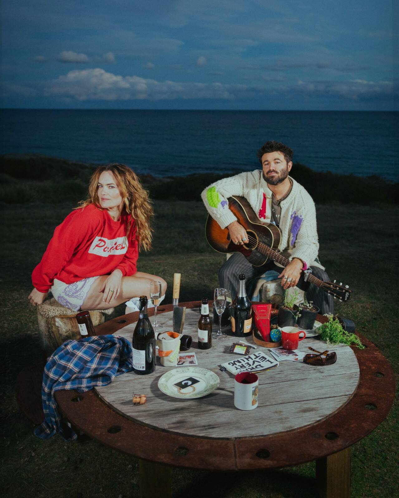 Angus & Julia Stoneが語る『Karaoke Bar』──「東京に住むのが夢」インディ・フォークを紡ぐ姉弟、20年目の新境地