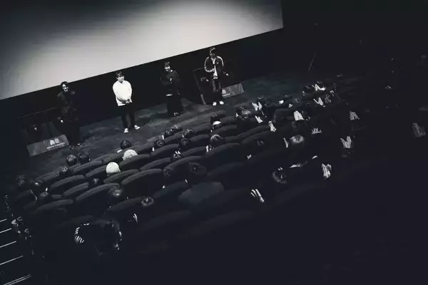 「『劇場版 kurayamisaka』見どころレポート　バンドの地元・大井町の轟音シアターで圧倒的ライブを追体験」の画像