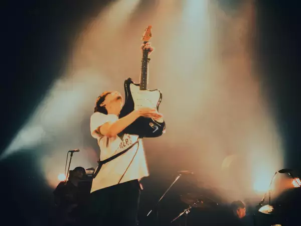 「『劇場版 kurayamisaka』見どころレポート　バンドの地元・大井町の轟音シアターで圧倒的ライブを追体験」の画像