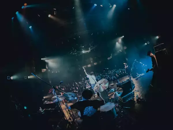 「『劇場版 kurayamisaka』見どころレポート　バンドの地元・大井町の轟音シアターで圧倒的ライブを追体験」の画像