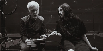 ビリー・アイリッシュとジェームズ・キャメロン監督が語る、3Dコンサート映画の制作秘話「彼は私を対等に扱ってくれた」